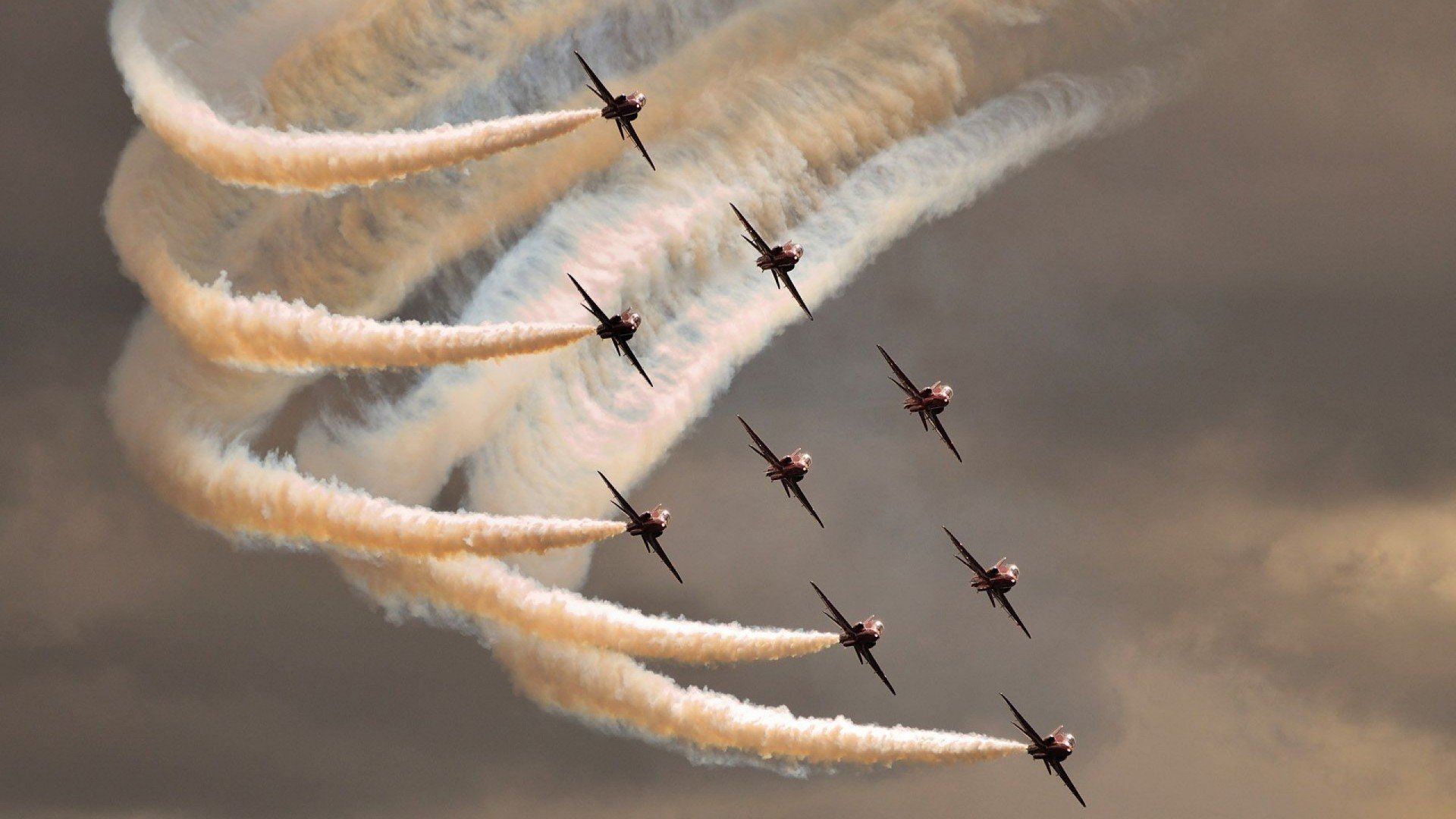 赛道铁幕与孤独王冠，当梅赛德斯构筑霸权，阿隆索于尘埃中加冕