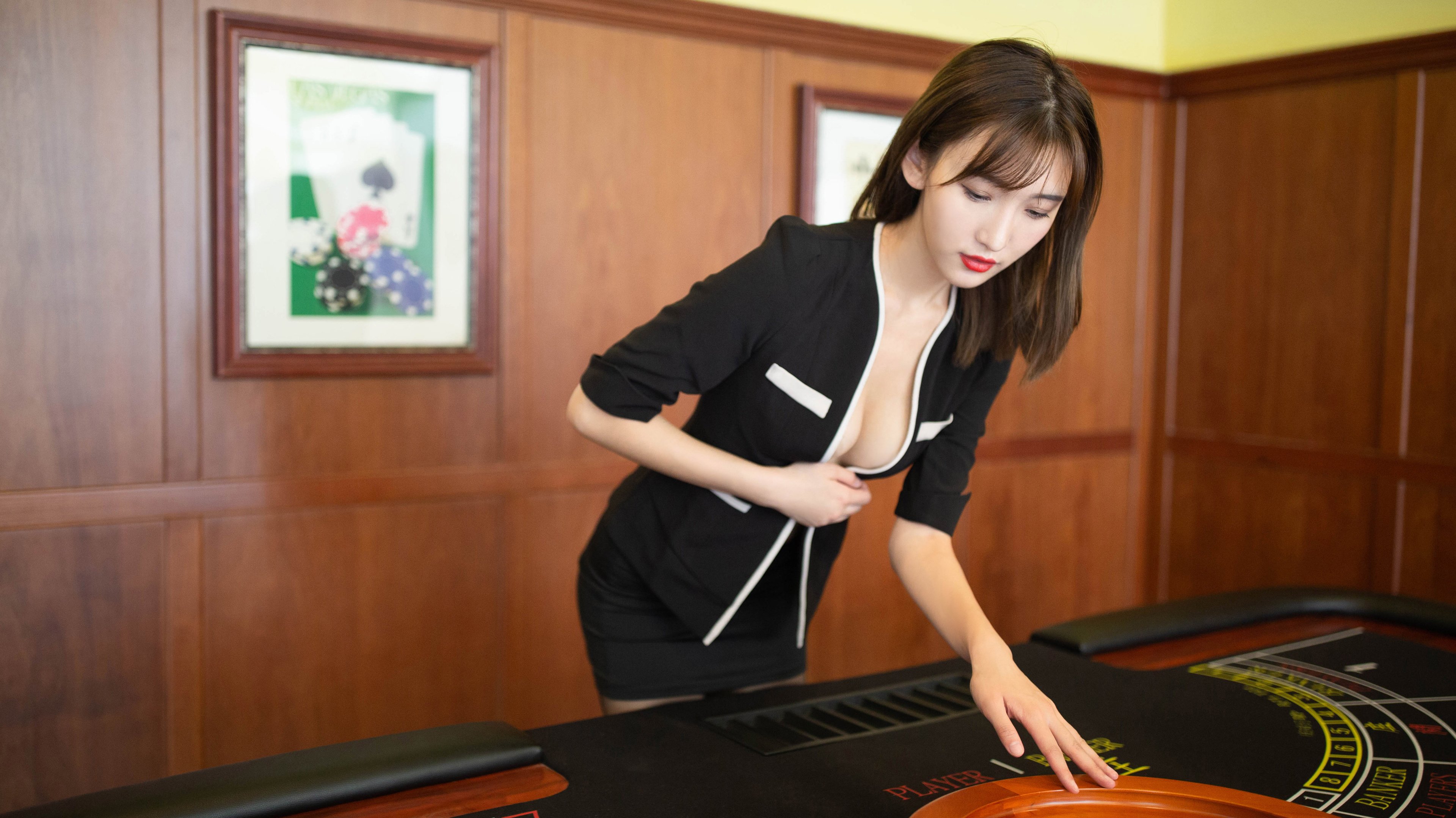 冰与火之歌,红牛车队展现恐怖统治力,阿隆索以孤勇照亮哈斯黑暗时刻