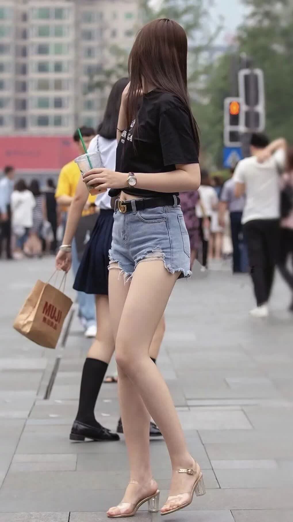 这是一篇为您定制的文章,标题注重冲突感与唯一性的戏剧张力,内容则围绕关键先生塔雷米展开叙事